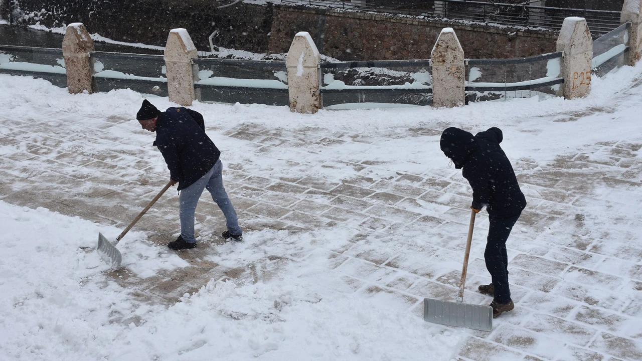 20 Şubat Perşembe günü kar yağışı nedeniyle  birçok il ve ilçede okullar tatil edildi. İşte tatil olan bazı iller: İstanbul, Bursa, Ankara, Kocaeli, Sakarya, Eskişehir.