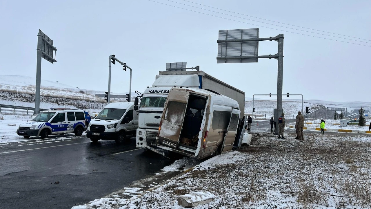 Ağrı'da tır ile minibüs çarpıştı: 8 yaralıdan 2'si ağır durumda!