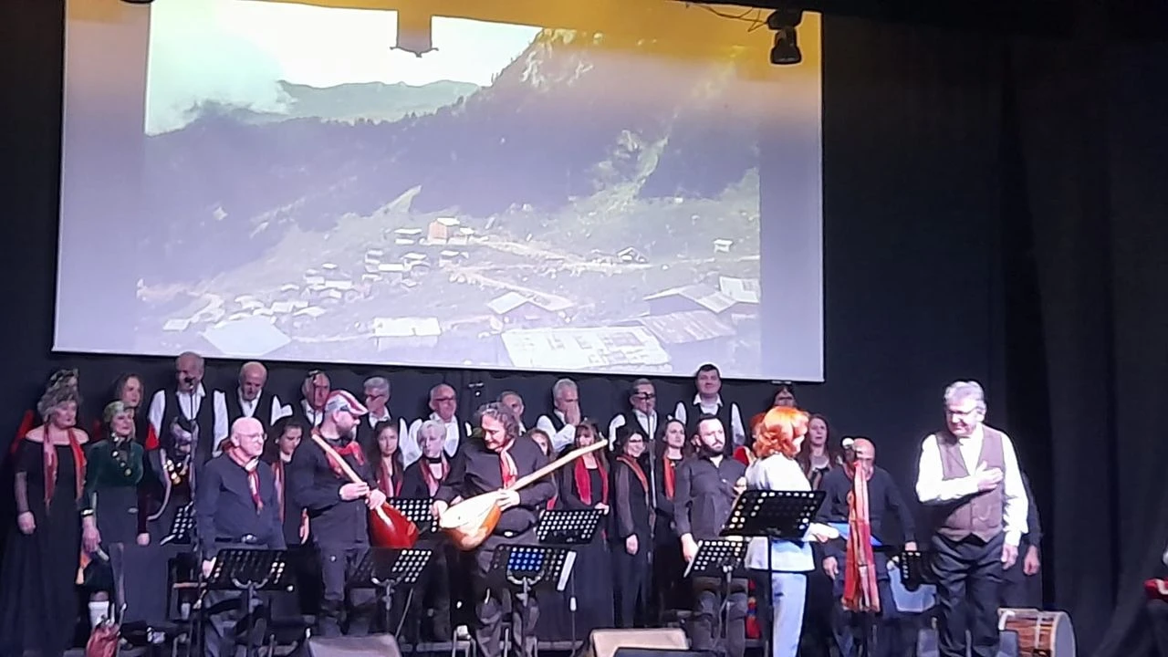 Karadeniz Türkü Topluluğu, Yılmaz Güney Sahnesi'nde unutulmaz bir "Tulum ve Kemençe" konseriyle sanatseverleri coşturdu