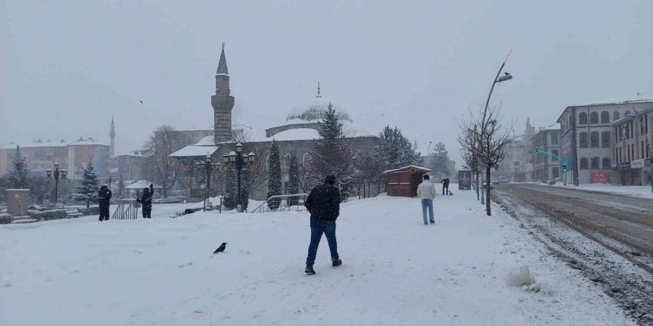 Erzurum'da kar yağışı şehri beyaza bürüdü!