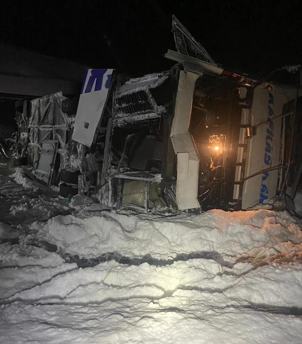 Erzurum'da yolcu otobüsünün devrildiği kazada 37 kişi yaralandı