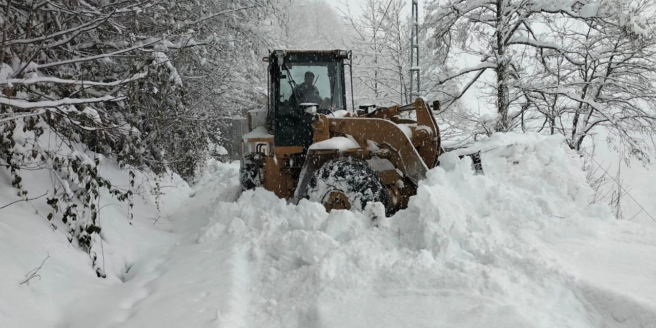 Rize'de Yoğun Kar Yağışı: 7 İlçede 43 Köy Yolu Ulaşıma Kapandı