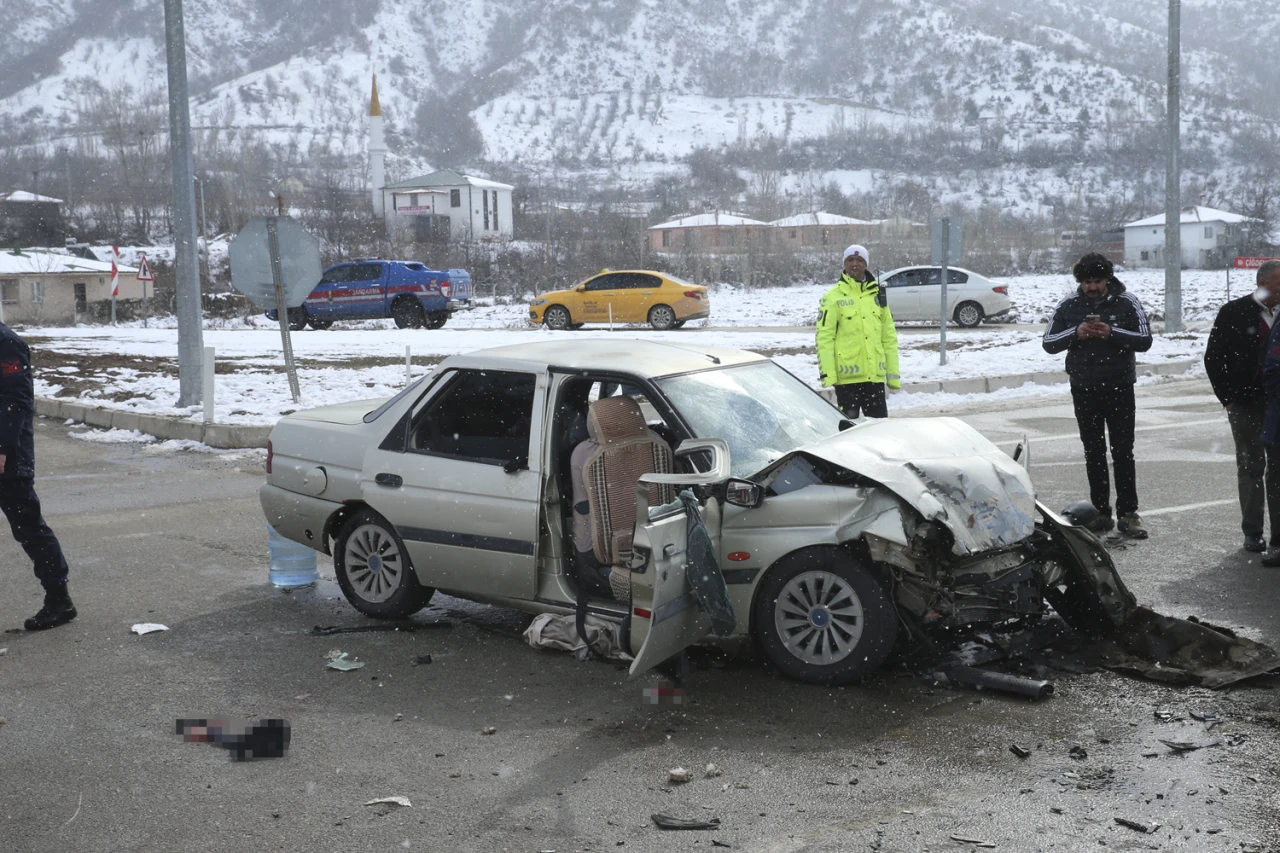 Tokat'ta tır ile çarpışan otomobilin sürücüsü öldü, 2 kişi yaralandı