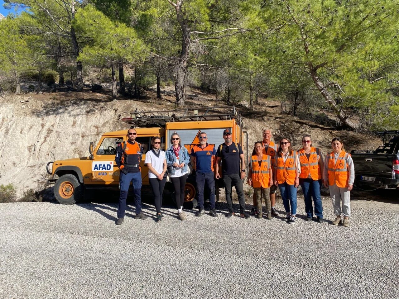 Fethiye’de ormanlık alanda kaybolan 2 kişi kurtarıldı