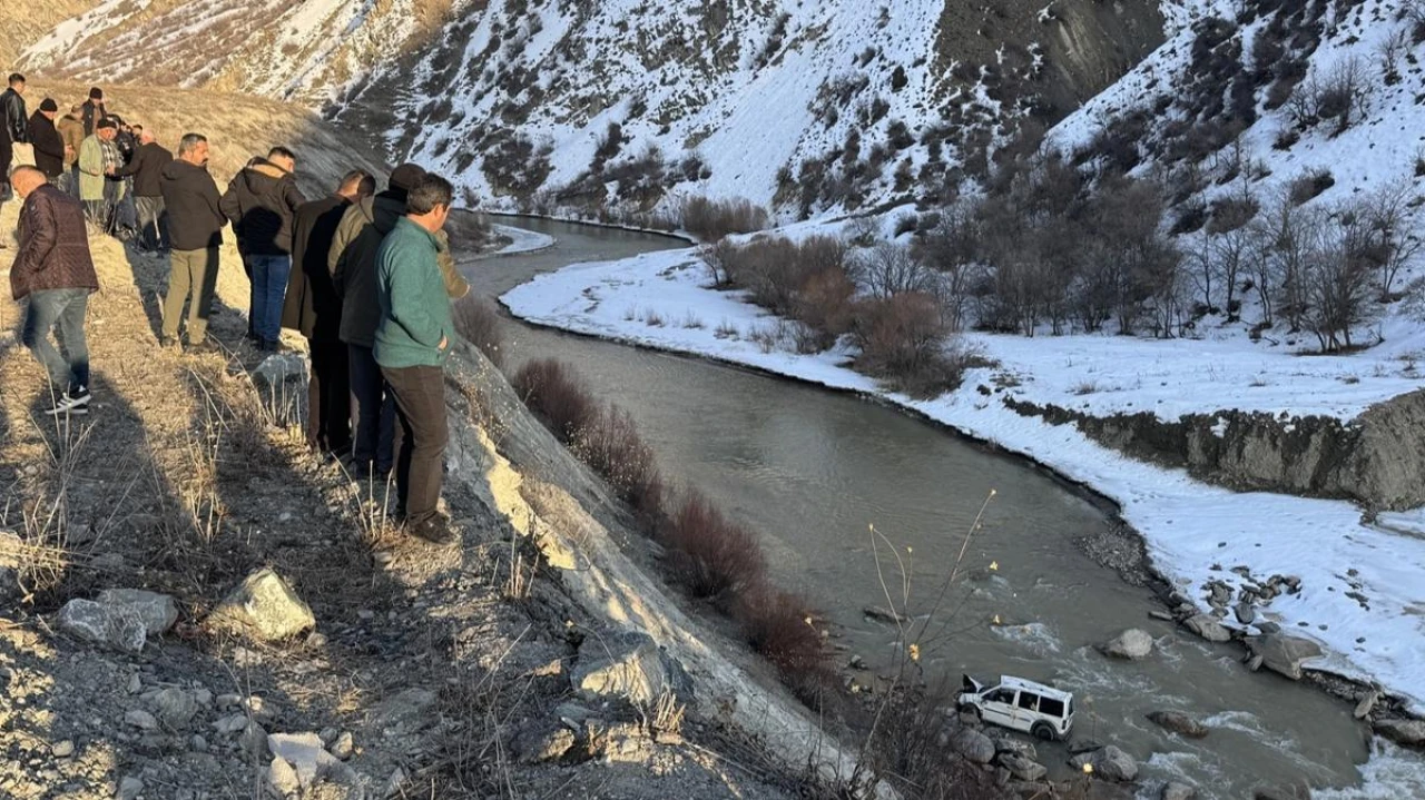 Hakkari'de hafif ticari araç Zap Suyu'na düştü