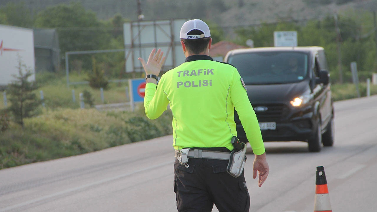 Trafikte 100 ceza puanını aşmanın cezası nedir?