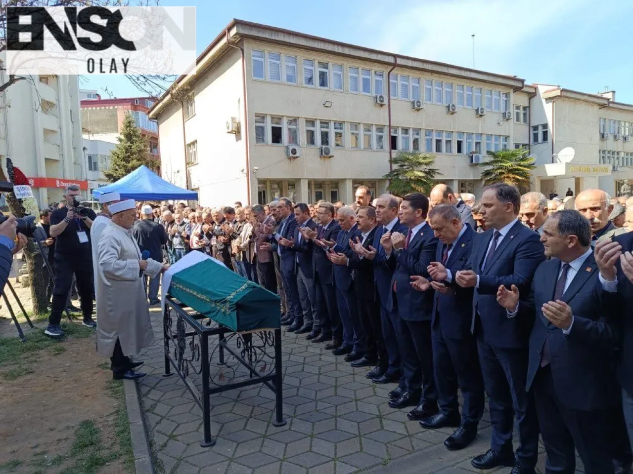 Vakfıkebir Belediye Başkanı Fuat Koçal’ın annesi toprağa verildi