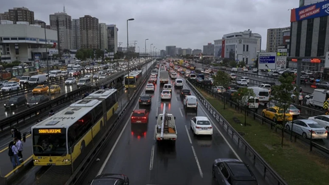 İstanbul'un beklediği yağmur başladı! Trafik anında kilitlendi, harita kıpkırmızı...