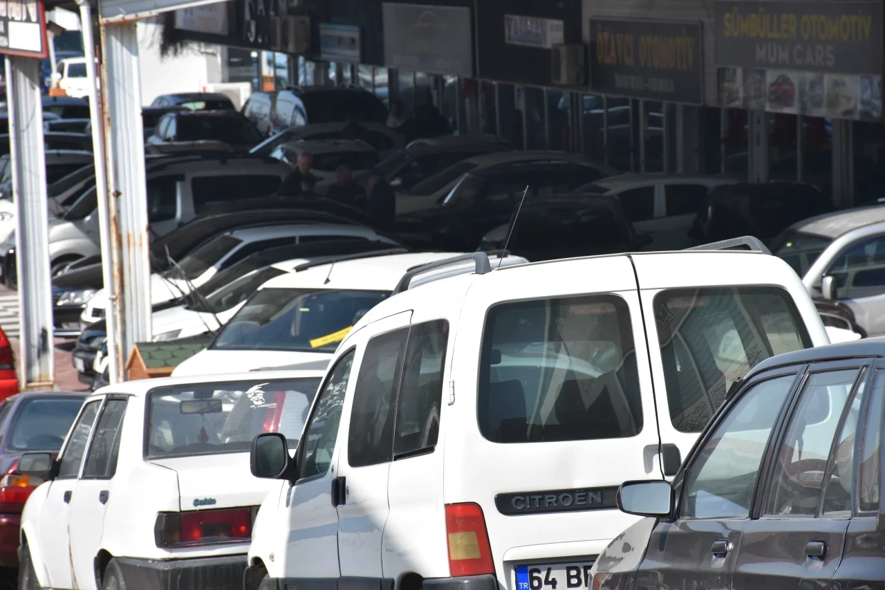 İkinci el araç pazarında bayram yoğunluğu