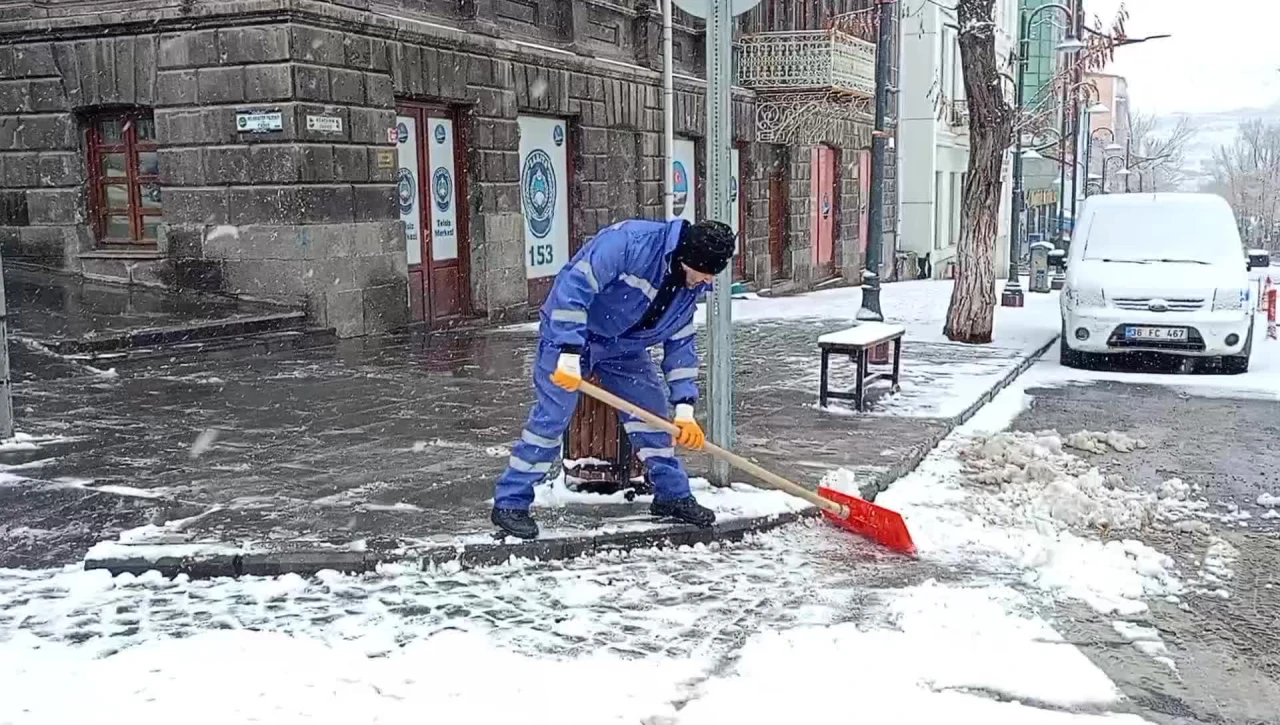 Kars’ta yoğun kar yağışı, yaz aylarının kurak geçeceği endişesi taşıyan vatandaşları sevindirdi