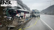 Kavak ilçesinde kamyona çarpan otobüsün sürücüsü hayatını kaybetti, 16 yolcu yaralandı.