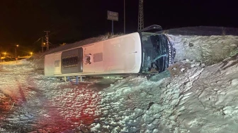 Yozgat'ta yolcu otobüsü devrildi, 6 kişi yaralandı