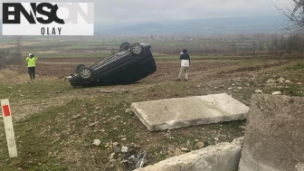 Tokat'ta tarlaya devrilen otomobilde 2 kişi yaralandı, Niksar Hastanesine kaldırıldı.