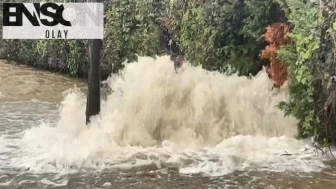 Bakırköy'de su borusu patladı, yollar göle döndü