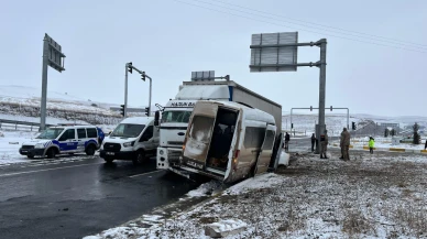 Ağrı'da Feci Kaza: Tır ile Minibüs Çarpıştı, 8 Kişi Yaralandı