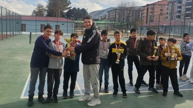 Bitlis’te tenis turnuvası kupa töreni