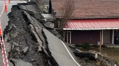 Zonguldak'ta heyelan: Yol çöktü!