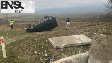 Tokat'ta tarlaya devrilen otomobilde 2 kişi yaralandı, Niksar Hastanesine kaldırıldı.