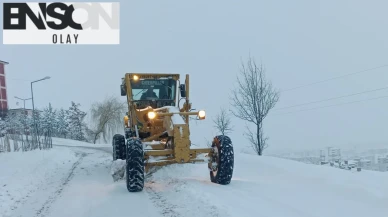 Bayburt Belediyesi, akşam saatlerinden itibaren kar mesaisi yaptı