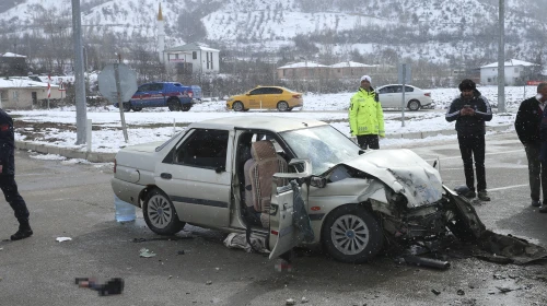 Tokat'ta tır ile çarpışan otomobilin sürücüsü öldü, 2 kişi yaralandı