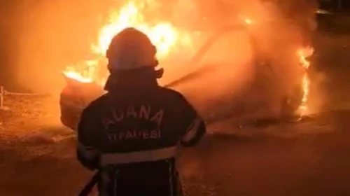 Adana'da dehşet anları! Annesinin arabasını yaktı