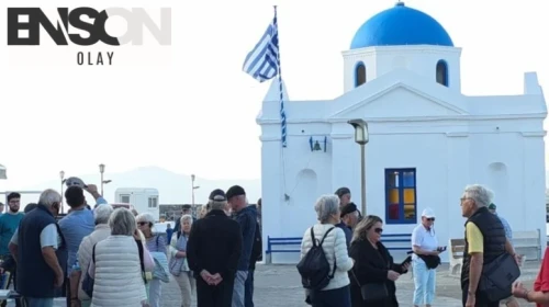 Santorini ile birlikte sarsılan Mikonos adasına sezonun ilk turist gemisi geldi